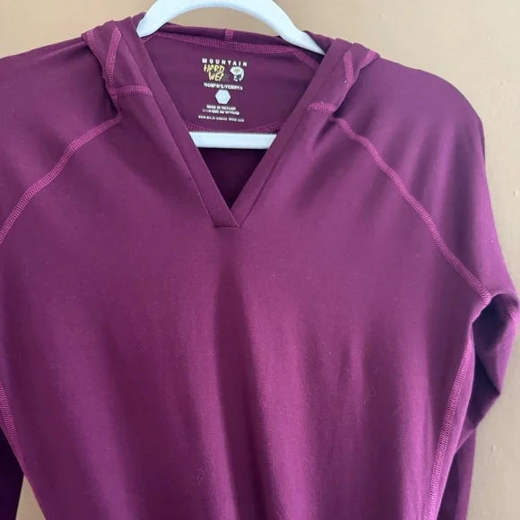 Mountain Hardware Buttery Top Base Layer with Hood and Thumb Holes Burgandy Yoga - Picture 12 of 13